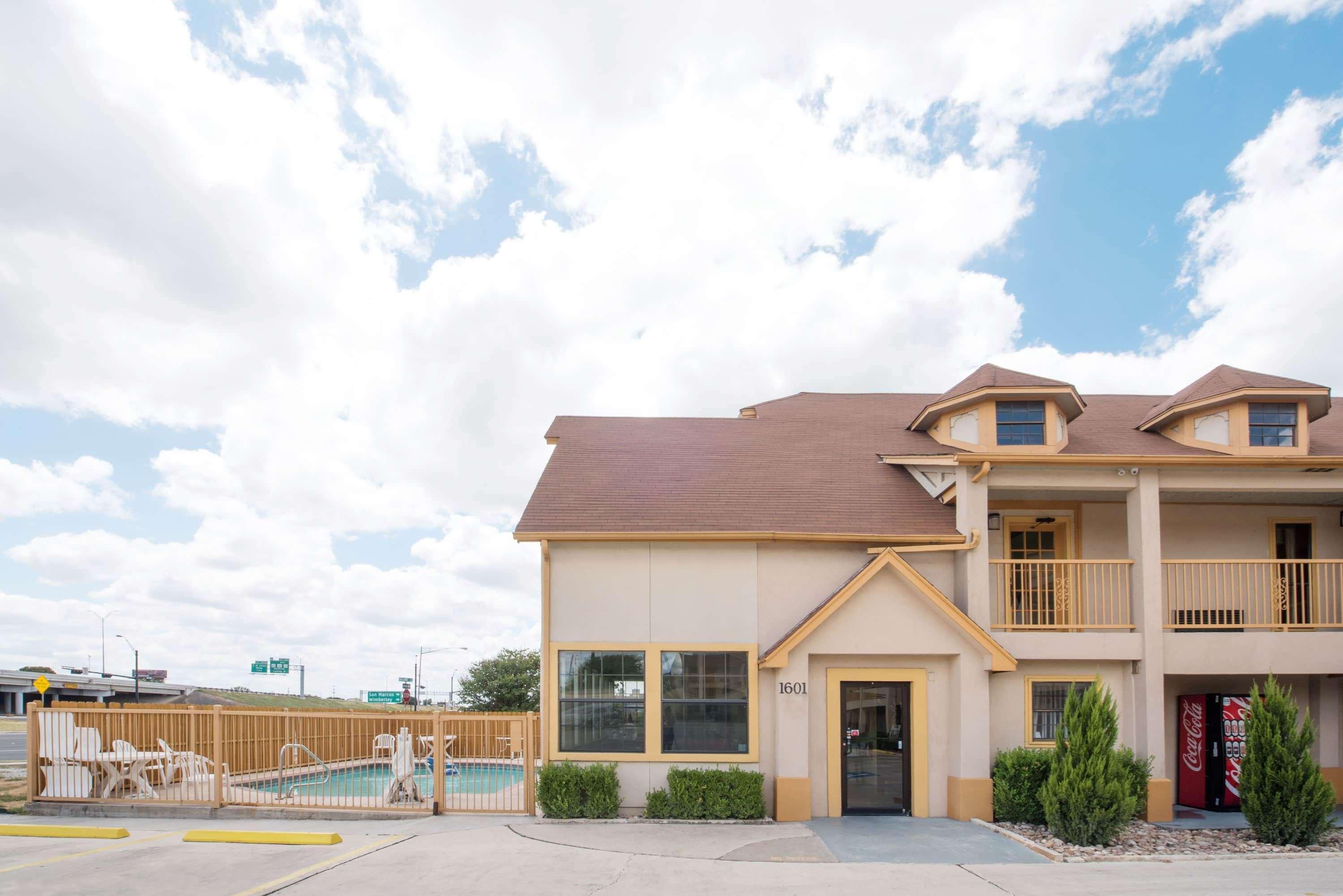 Howard Johnson By Wyndham سان ماركوس المظهر الخارجي الصورة